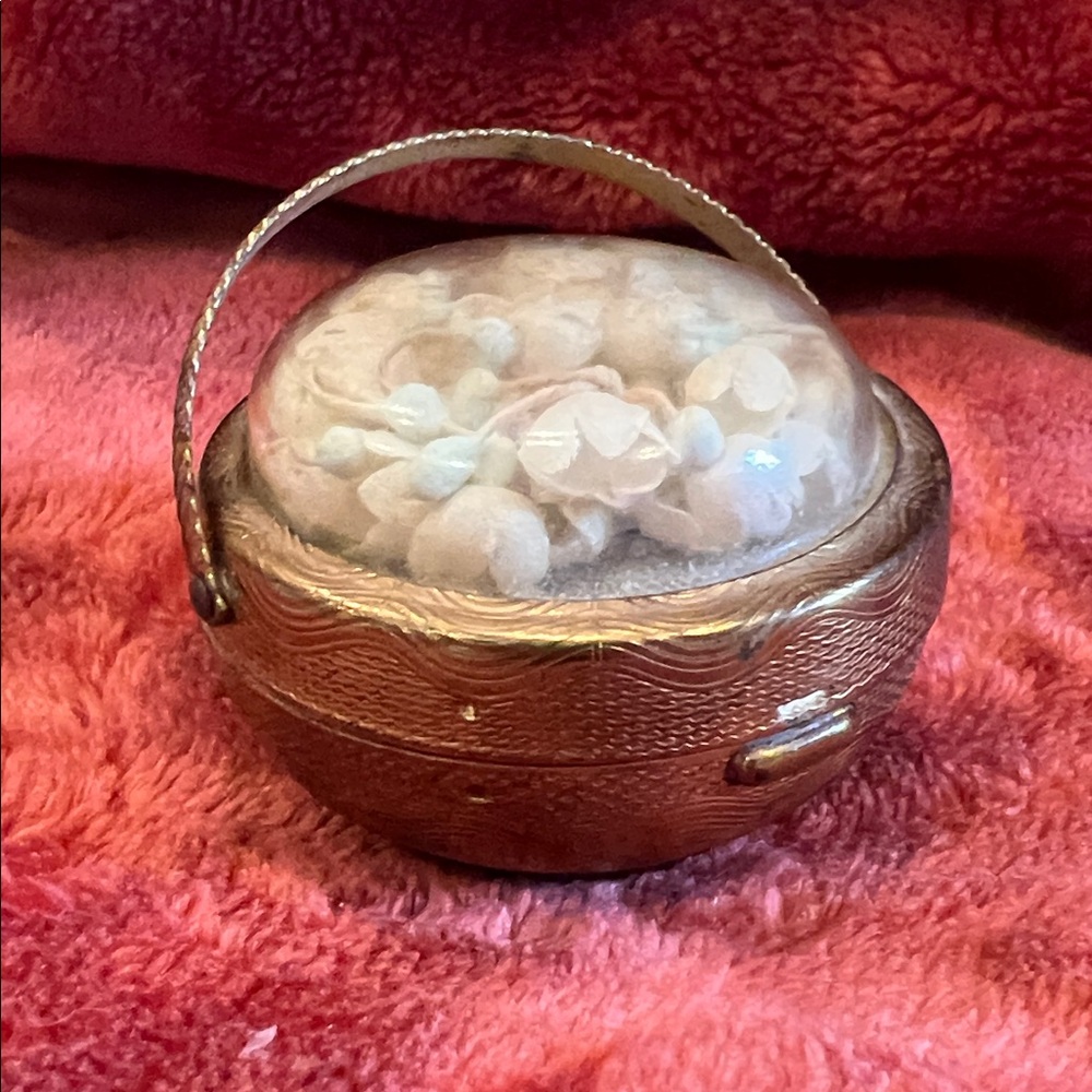 Pygmalion "Basket" novelty powder compact. 1950’s Era